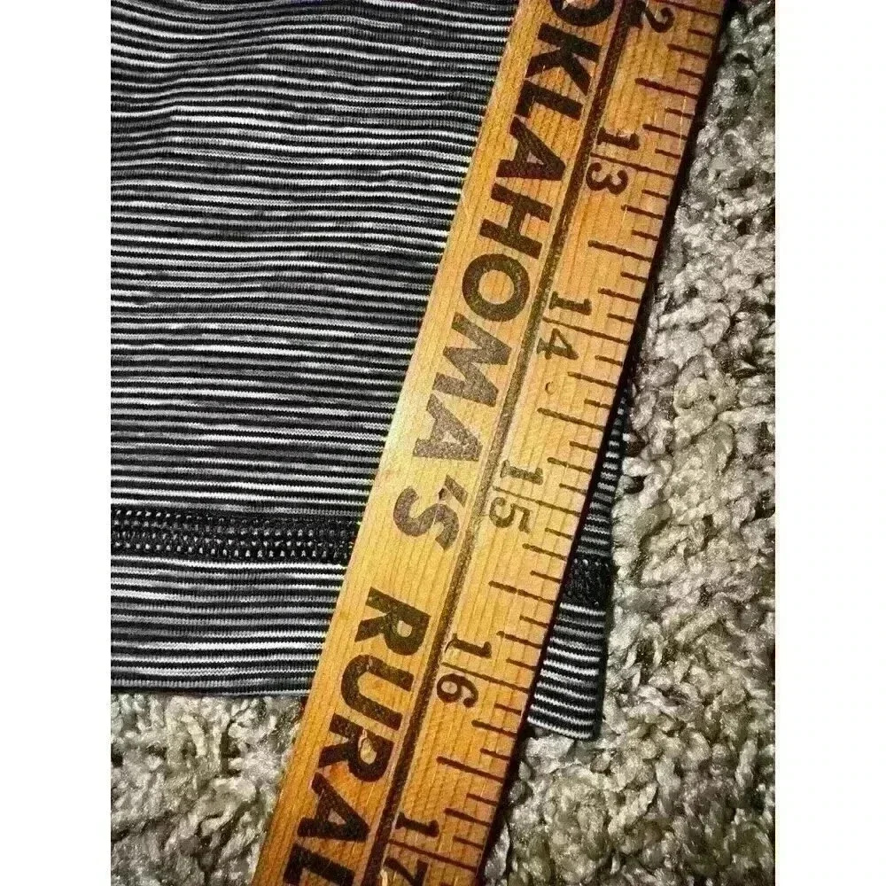 Lululemon Women's Black White‎ Stripe Wunder Under Capri Leggings Size 8 - Picture 3 of 5